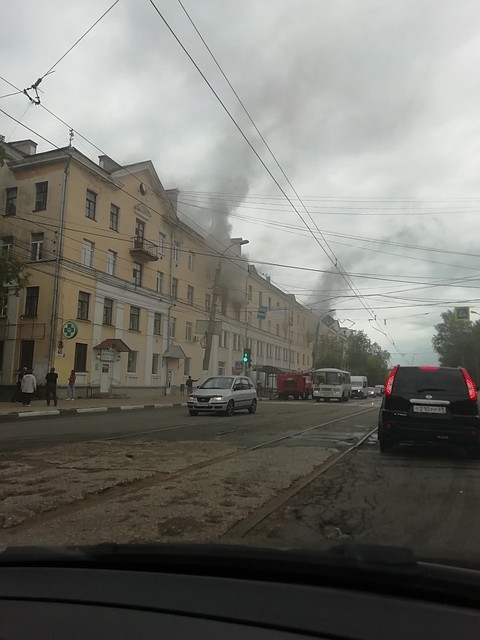 Горит жилой дом. Фото: Олечка Сергеева, Вконтакте. Подслушано Тверь и Тверская область