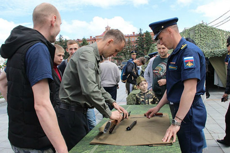 В День России на площади Ленина в Хабаровске принимали заявления от будущих военных