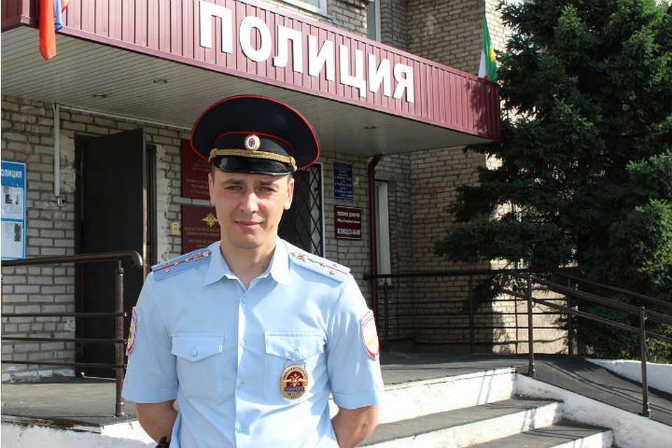 Бабушку, которой стало плохо в запертой изнутри квартире, спас полицейский. Фото: пресс-служба МВД России по Республике Хакасия.