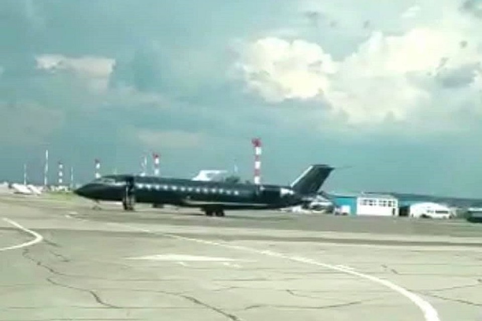 Заметный цвет для самолета, на котором хотят незаметно улететь.