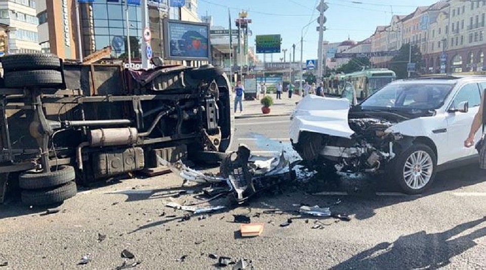В центре Минска девушка на «Ягуаре» врезалась в грузовик. Фото: ГАИ Минска.