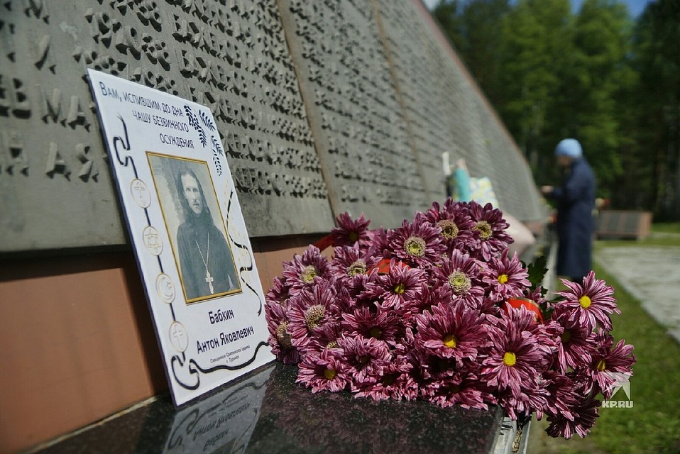 В память о погибших возлагают цветы