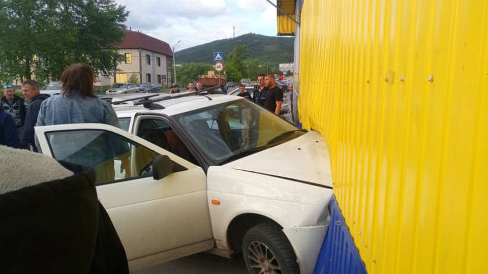 Удар был разрушительным. Фото: Андрей Хлыбов.