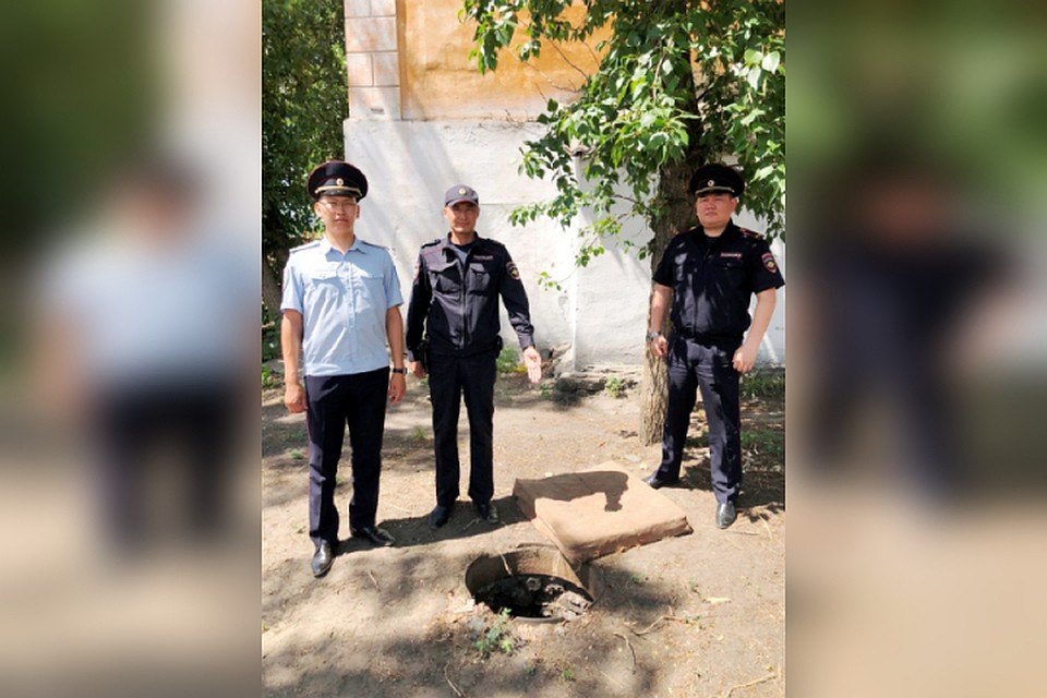 Упал с трехметровой высоты: полицейские спасли пятилетнего мальчика, который просидел в колодце 10 часов. Фото: Юрий Федоров, Игорь Мерхусеев и Иван Илыгеев. Пресс-служба ГУ МВД России по Бурятии.