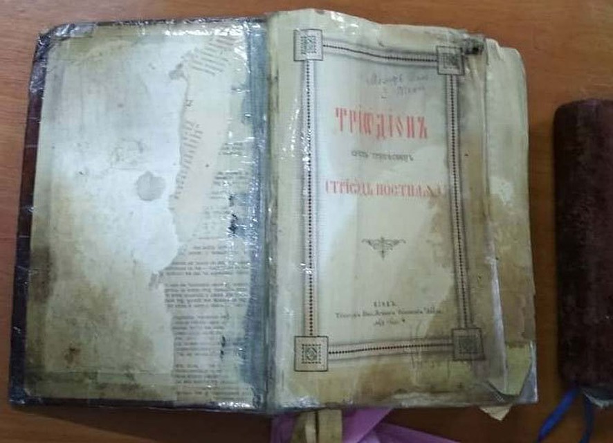 Оперативники заметили дарственную надпись на странице одной из книг.