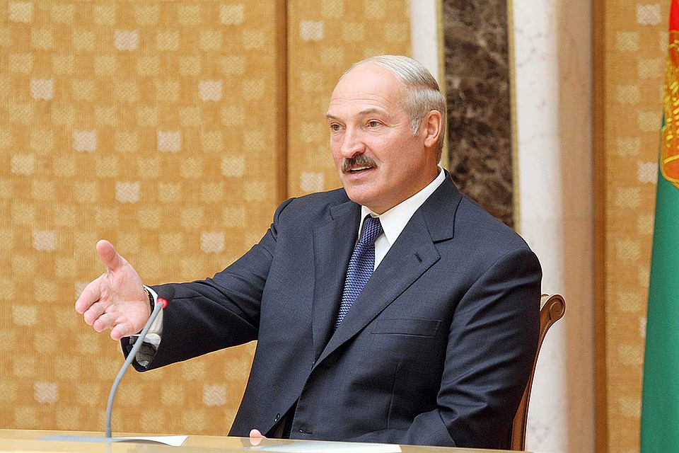 Президент потребовал разобраться в ситуации с клубникой. Фото: belta.by
