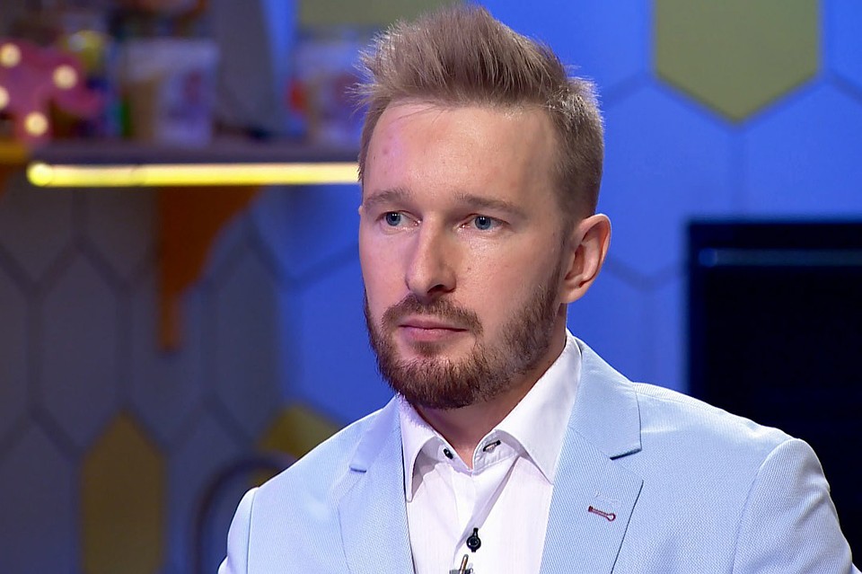 По образованию Александр радиофизик и экономист, но по призванию - ведущий различных мероприятий.
