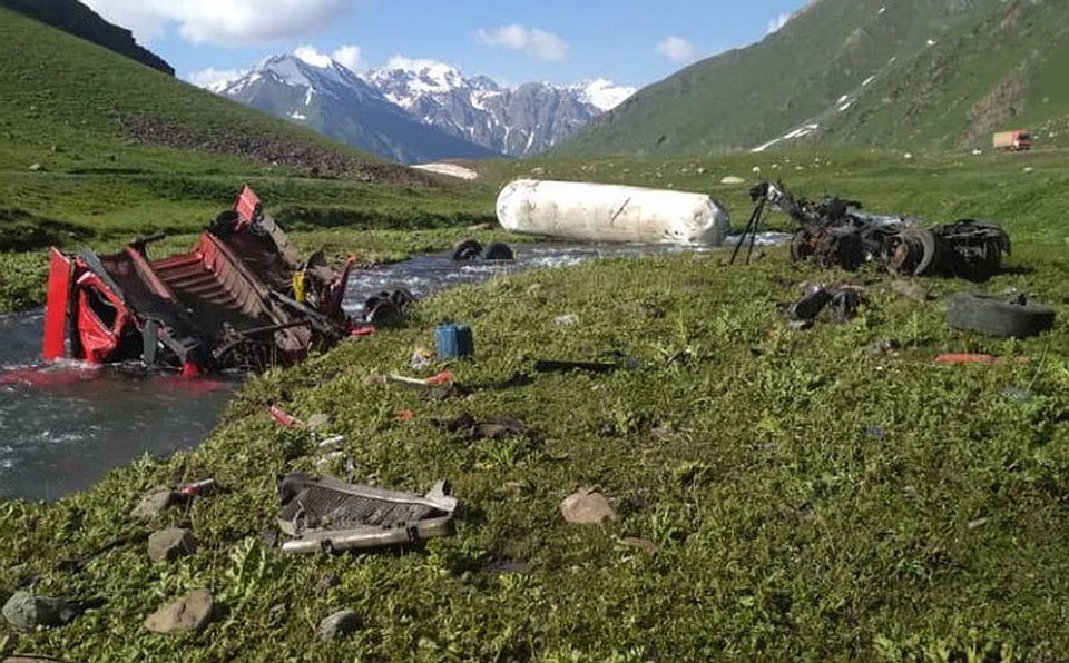 Грузовик перевернулся и упал в реку.