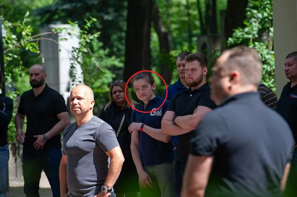 Сын выглядел очень отстранено