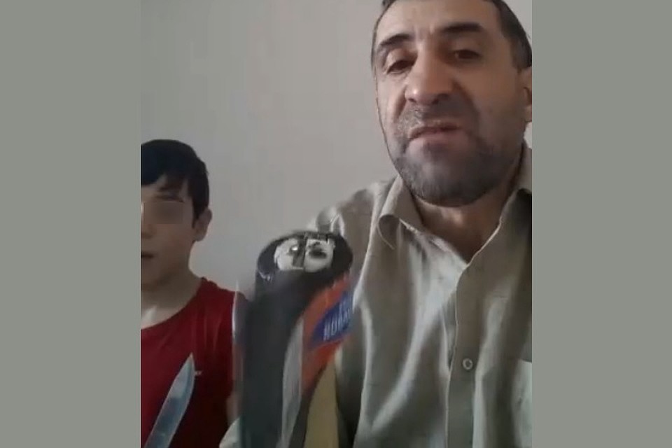 Житель Нового Уренгоя из-за проблем с квартирой грозится зарубить на куски главу города. Фото: скриншот с видео