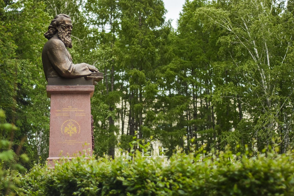 Около Новосибирской областной больницы установлен памятник святителю Луке - там расположен больничный храм. Но на постаменте нет упоминания, что святой имеет отношение к нашему городу.