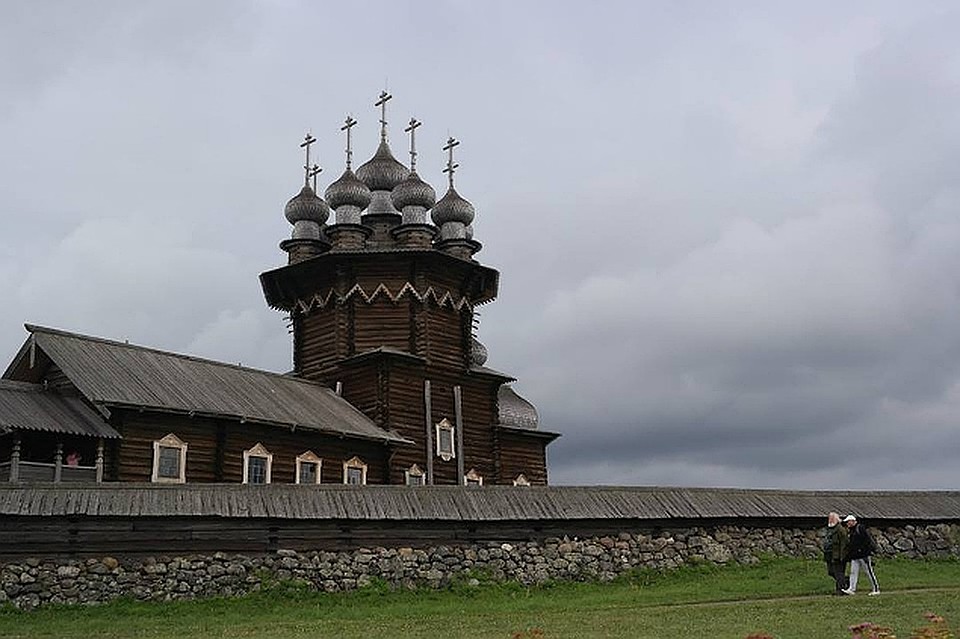 Чтобы отдохнуть от летней жары и окунуться в старину, можно отправиться в Кижи, например