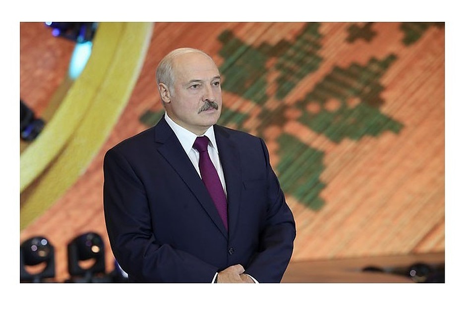 Президент лично вручил лучшим выпускникам и преподавателям награды. Фото: president.gov.by.