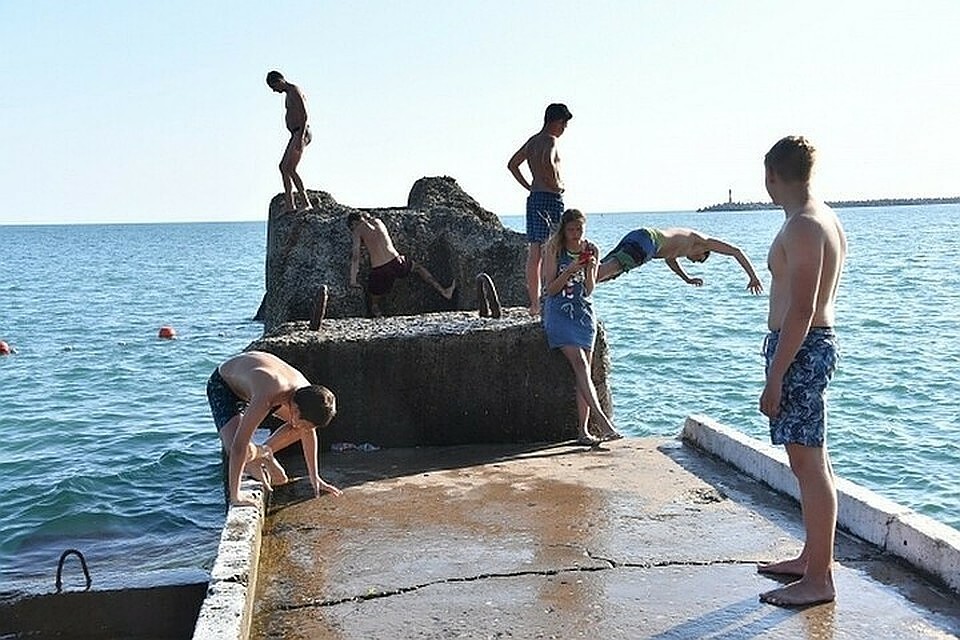 Почти во всех морских городах температура воды держится на одном и том же уровне.
