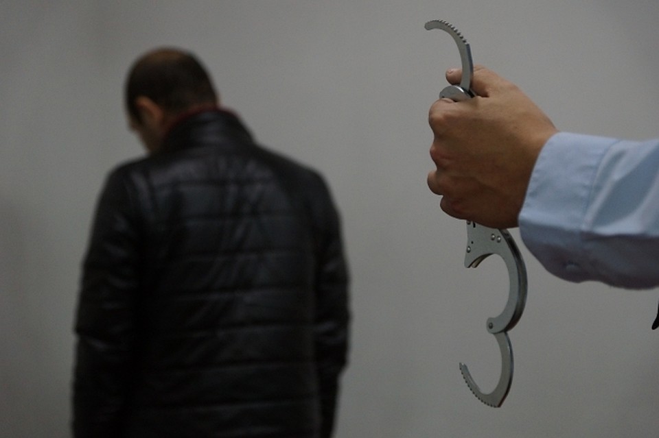 Грабитель успех похитить восемь чугунных крышек.