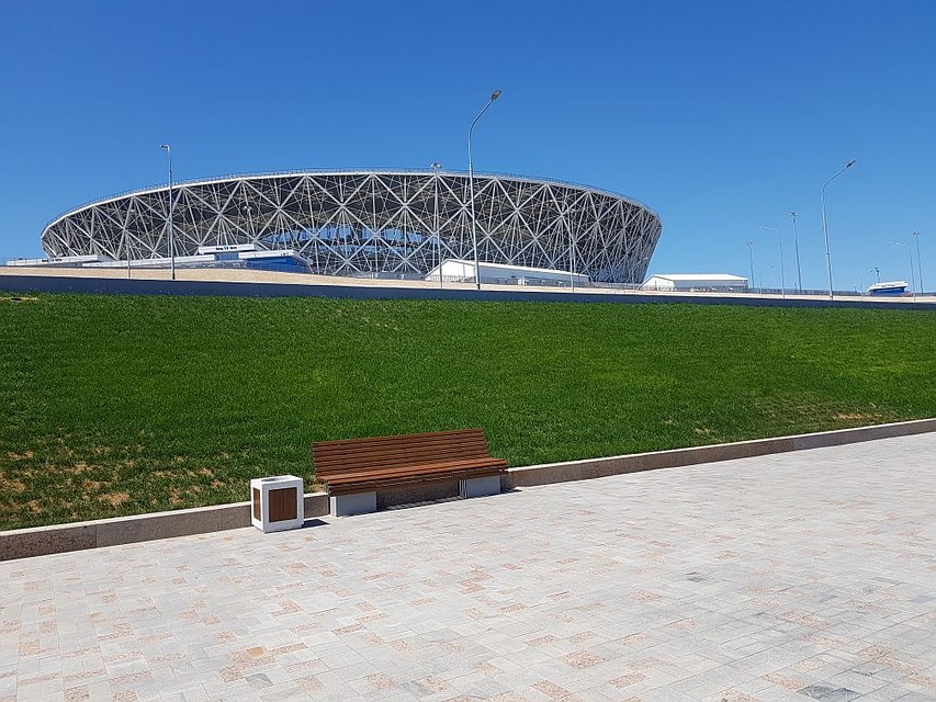 Новую набережную у стадиона продолжает заливать водой. Теперь льет из труб.