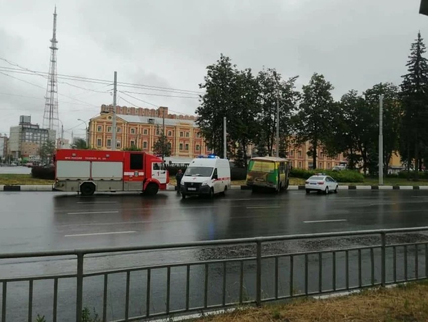 Маршрутка вылетела с проезжей части на площади Лядова