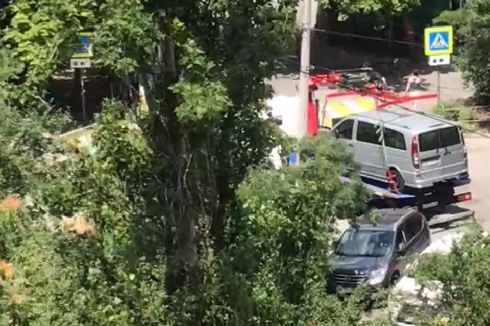 Машину погрузили и увезли. Фото: кадр видео