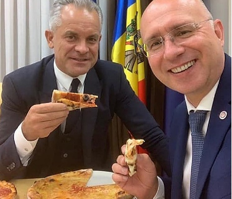 А еще недавно соратники последнюю пиццу делили пополам.