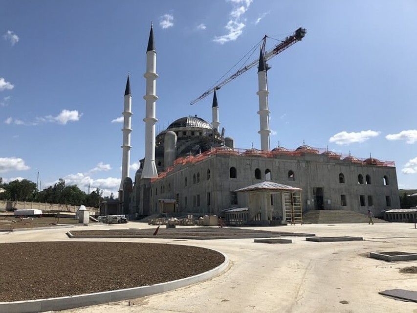 Уже начался монтаж свинцового покрытия на куполе мечети. Фото: пресс-служба Руслана Бальбека