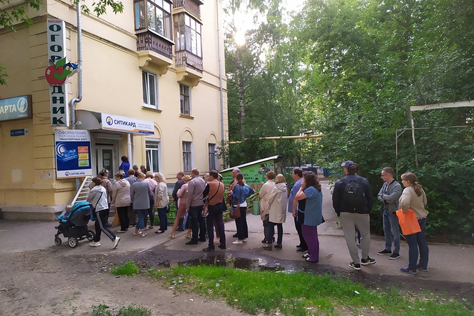 «Срок действия неожиданно закончился»: нижегородцы выстроились в очереди на замену транспортных карт «Ситикард». Фото: Полина НЕФЕДОВА