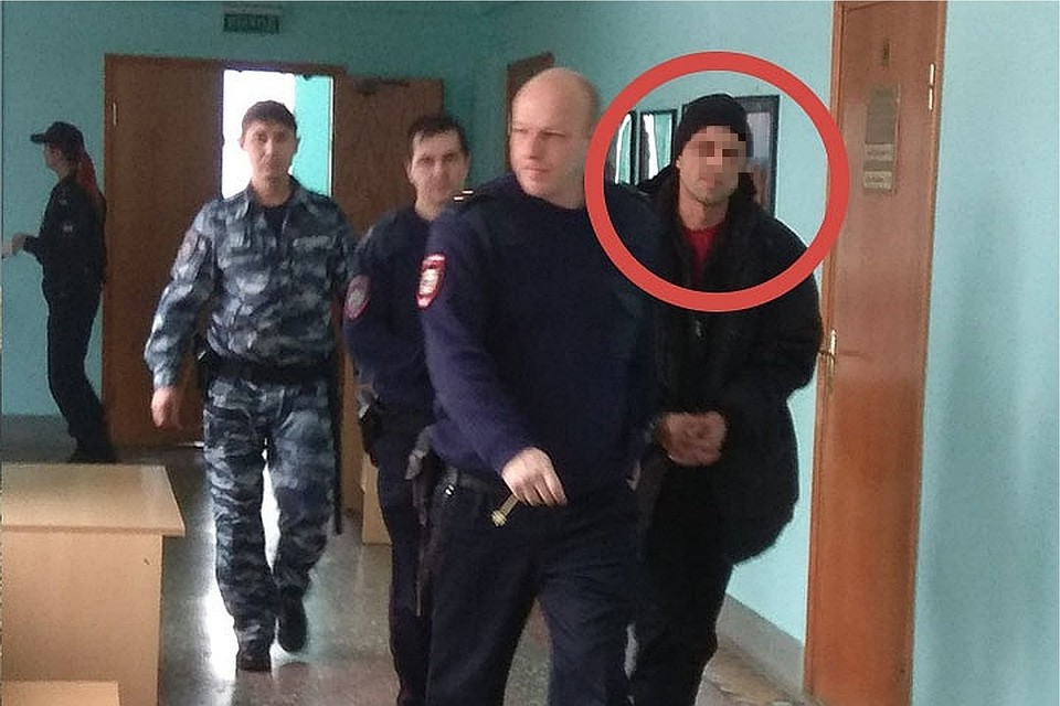 Еще задержанный мужчина идет на избрание меры пресечения