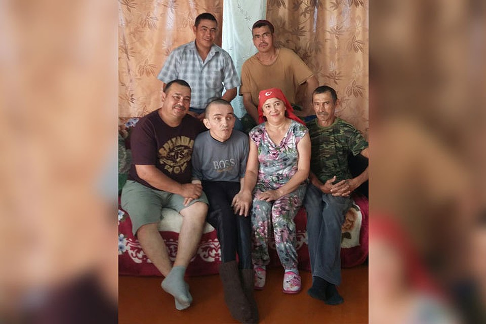 Сейчас семья ютится в бане и летней кухне