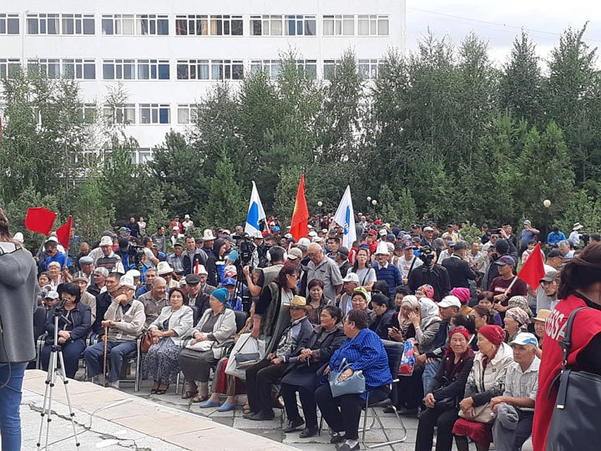 У здания «Медиафорума» собралось около 500 человек.