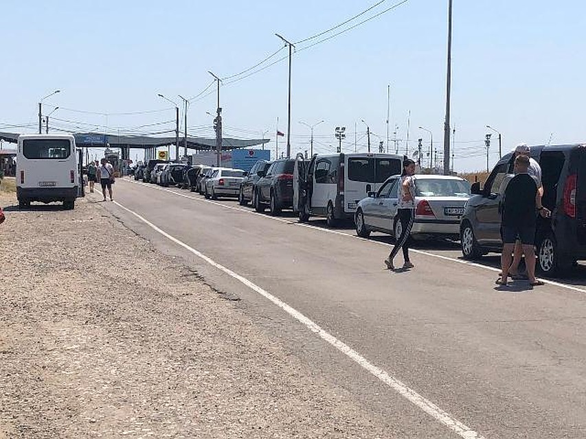 В пункте пропуска "Джанкой" в очереди на въезд на 14.00 было около 20 автомобилей. Фото: Крымское пограничное управление ФСБ