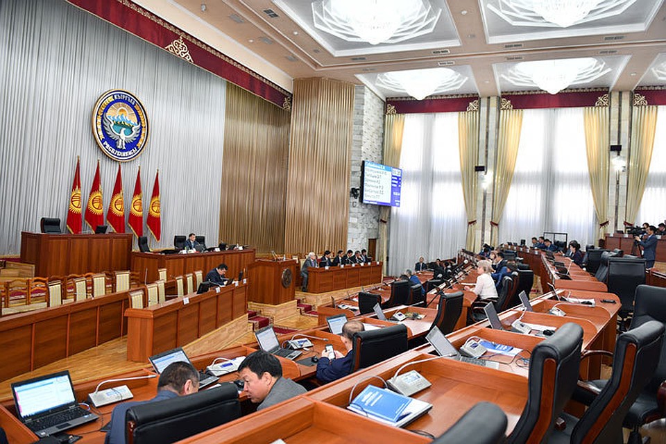 Экс-спикеры поддержали решение парламента о снятии неприкосновенности с экс-президента.