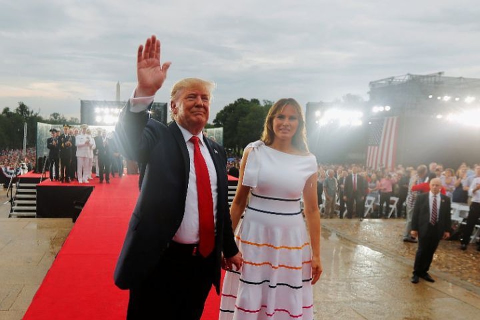 Первая леди США выглядела прекрасно в белом платье на праздновании Дня независимости