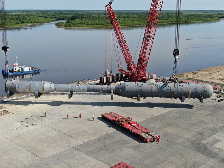 Разгрузка колонны деметанизатора на причале Амурского ГПЗ - ООО "Газпром переработка Благовещенск"