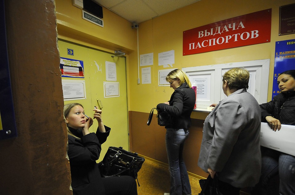 Сотрудников миграционной службы донимают странными обращениями. Фото: Олег РУКАВИЦЫН