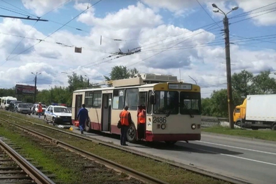 Пешеход переходил дорогу в неположенном месте. Фото: vk.com/cheltr74