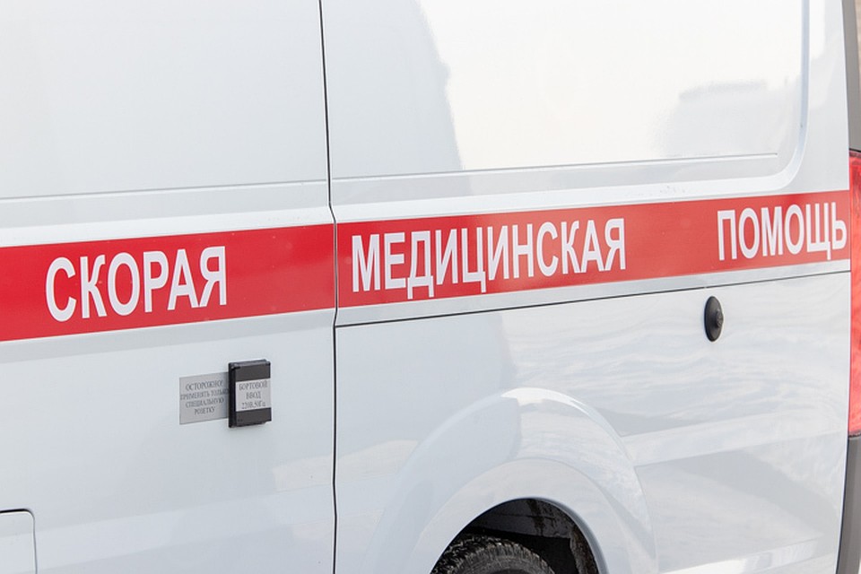 Малыш упал в ведро вниз головой