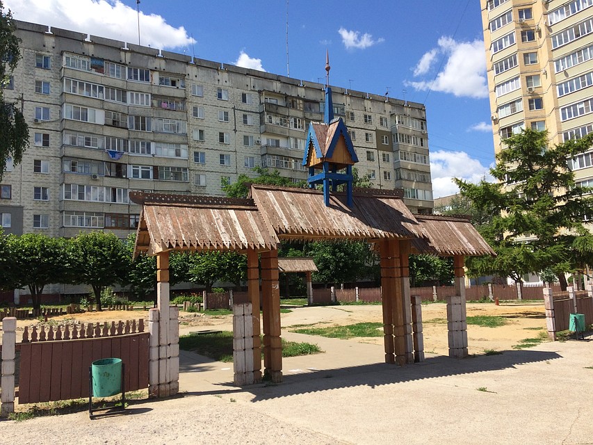 Детский городок опустел, но деревянные конструкции обещают сюда вернуть