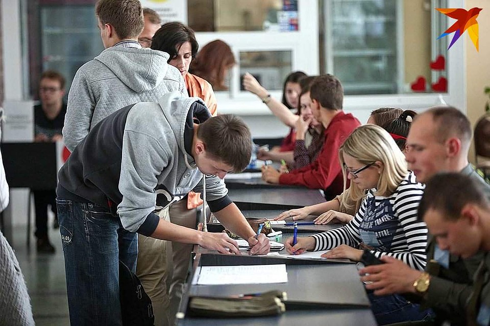 Абитуриенты начинают получать сертификаты ЦТ.