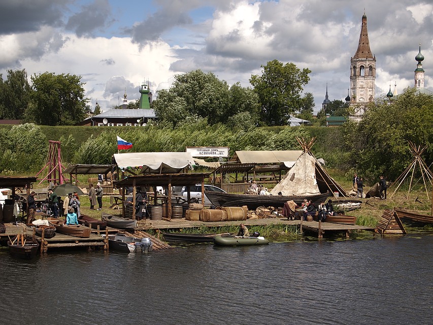 Ярмарка на берегу реки
