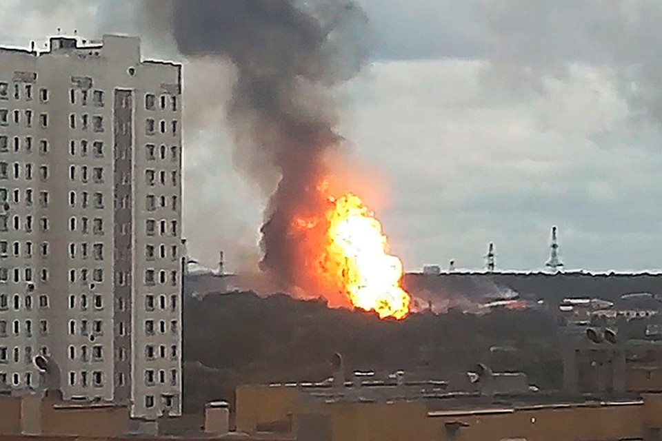 По словам очевидцев , столб огня высотой не менее 50 метров виден из всех частей подмосковного города