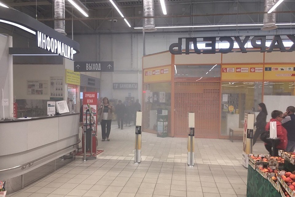 В "Ленте" на улице Партизана Германа в Петербурге загорелась проводка