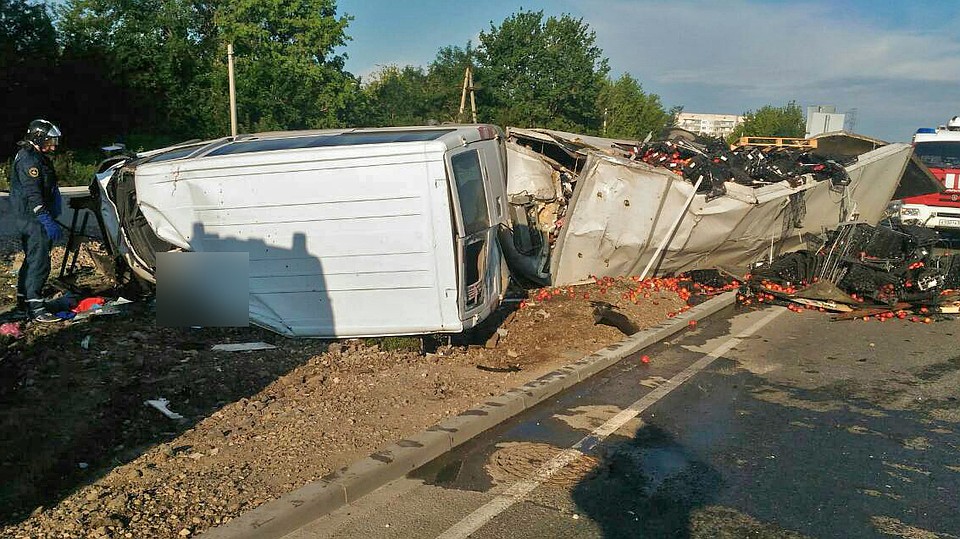 Один из автомобилей выехал на встречную полосу. Фото: пресс-служба МЧС РК