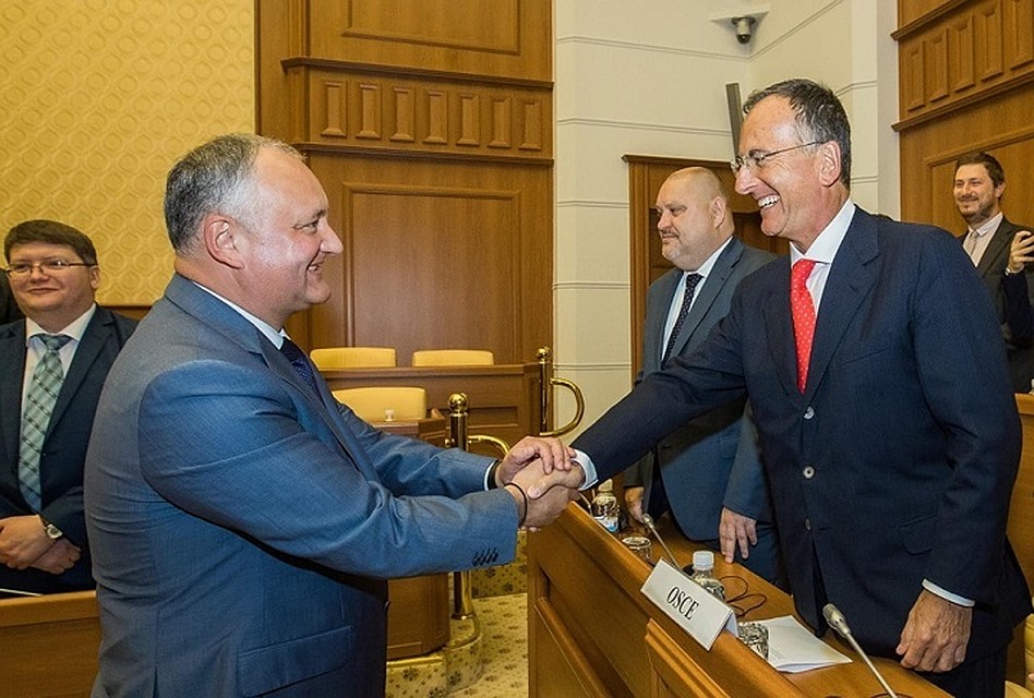Президент выразил надежду, что совместные усилия посредников и наблюдателей откроют перспективы проведения встречи в переговорном формате «5+2» в ближайшее время. Фото: aif.md