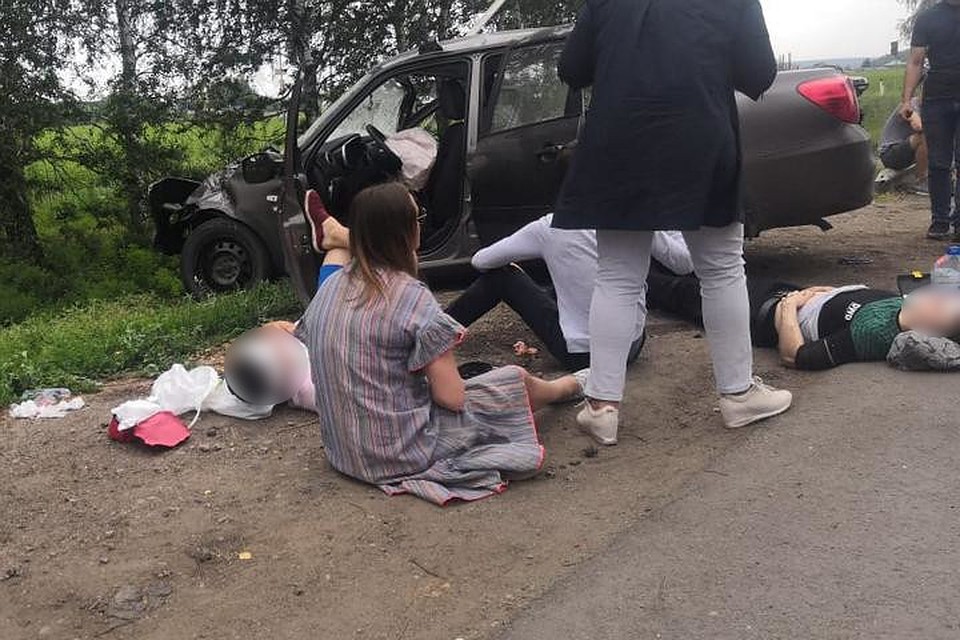 Пострадавшие сидят прямо на земле
