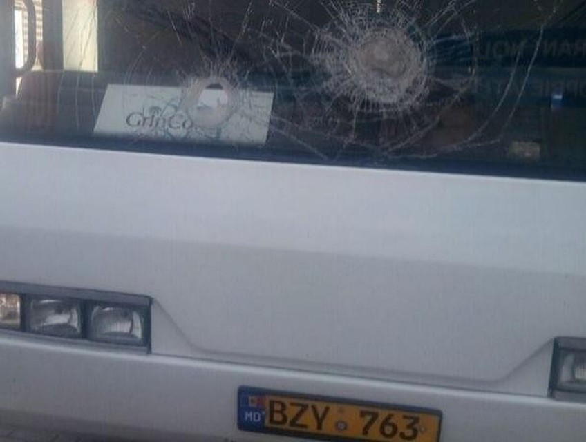 Молдавский автобус, возвращавшийся в Молдове из Затоки, забросали камнями на Украине