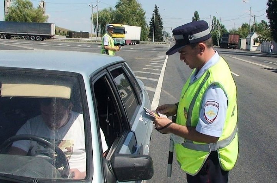Госавтоинспекторы решили пробить «девятку» по базе и обнаружили, что машина числилась в розыске. Фото: УГИБДД по РО.