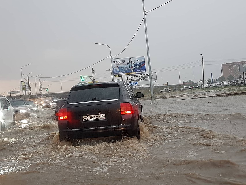 Дороги Волгограда скрылись под толщей дождевой воды.