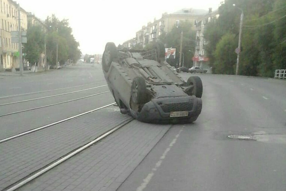 Авария случилась в час ночи, но машина пролежала на крыше до раннего утра.