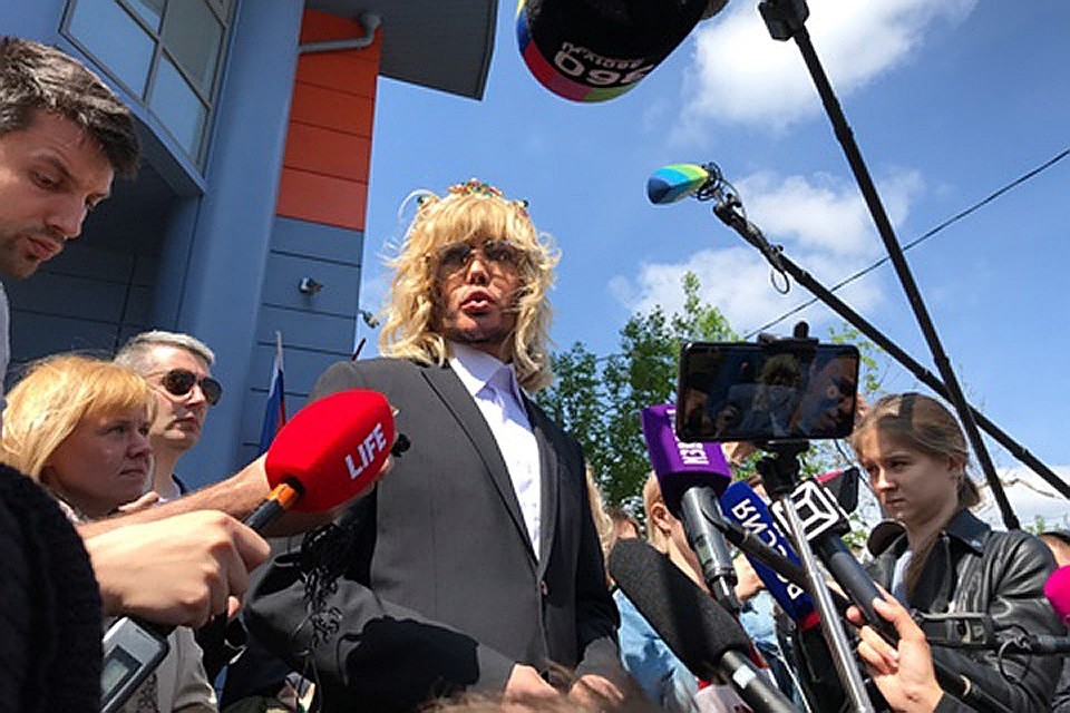 Звезда в теме: Сергей Зверев на Байкале побывал на месте завода в Култуке и храма в родной деревне Гужиры.