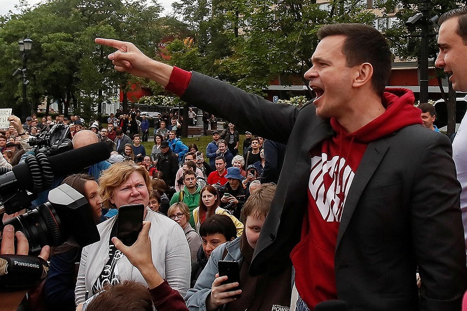 После короткого митинга Илья Яшин, явно выглядевший заводилой, призвал всех идти к мэрии. Вот только центральный вход со стороны Тверской уже много лет закрыт.