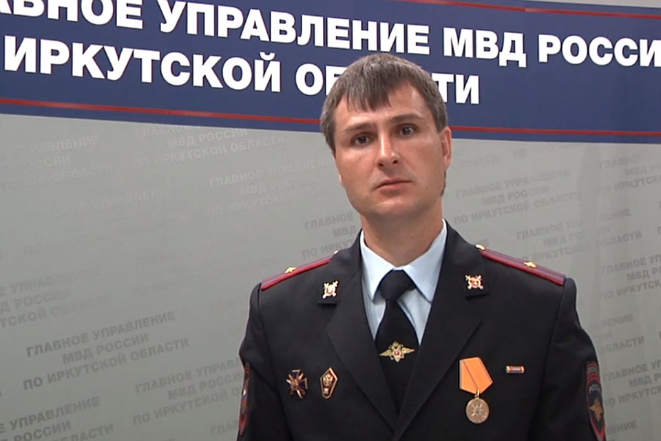Вытащил из горящего дома трех человек: иркутский полицейский получил медаль «За смелость во имя спасения». Фото: ГУ МВД России по Иркутской области
